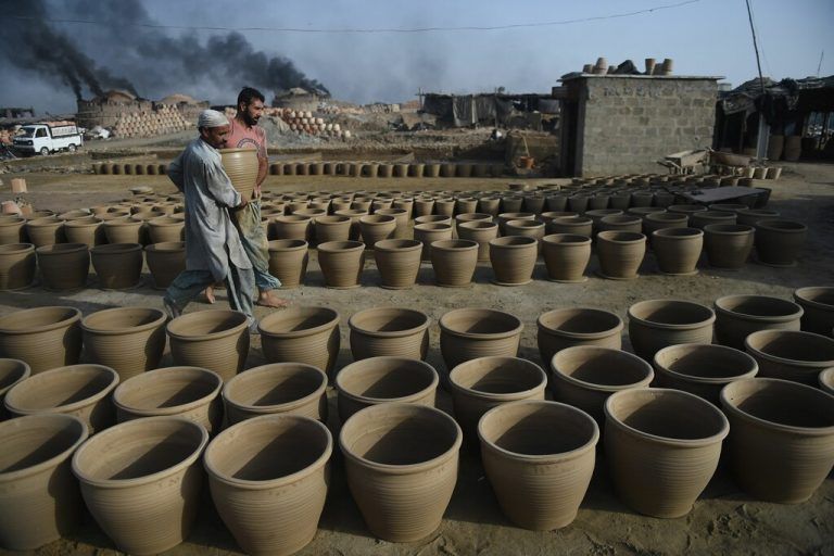 Im pakistanischen Karachi stellen Töpfer ihre frisch angefertigten Erzeugnisse im Freien zum Trocknen auf. AFP
