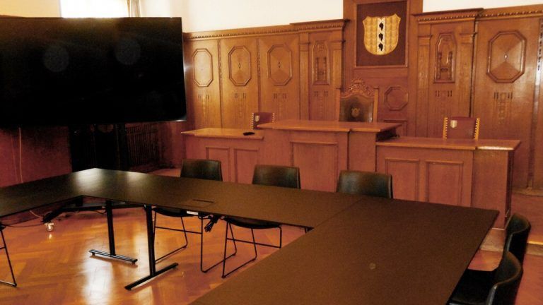 Im Stadtvertretungssaal hat das alte Podium nurmehr historische Bedeutung.