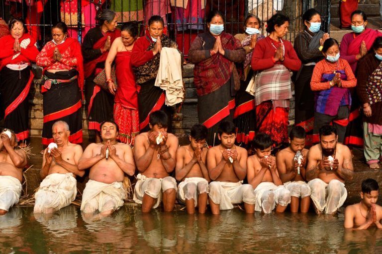 Im Zuge des Madhav Narayan Festivals beten diese Hindus während eines Baderituals nahe Kathmandu, Nepal. AFP