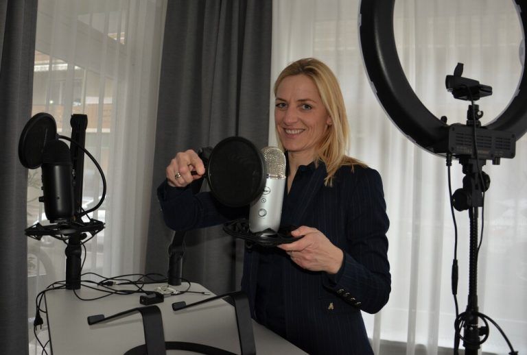 In den Büroräumen in der Schubertstraße hat Heidi Winsauer ein Redestudio eingerichtet. HRJ
