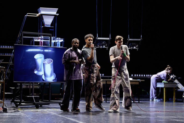 In der Regie von Christopher Rüping, der die Idee, einen „Ring“ zu realisieren, an Öziri herangetragen hat, ist das Stück jetzt uraufgeführt worden. Theater/Boesch