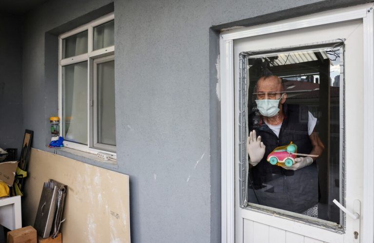 In der Türkei wird der 56-jährige Leukämiepatient Muzaffer Kayasan seit 14 Monaten ununterbrochen positiv getestet. Reuters