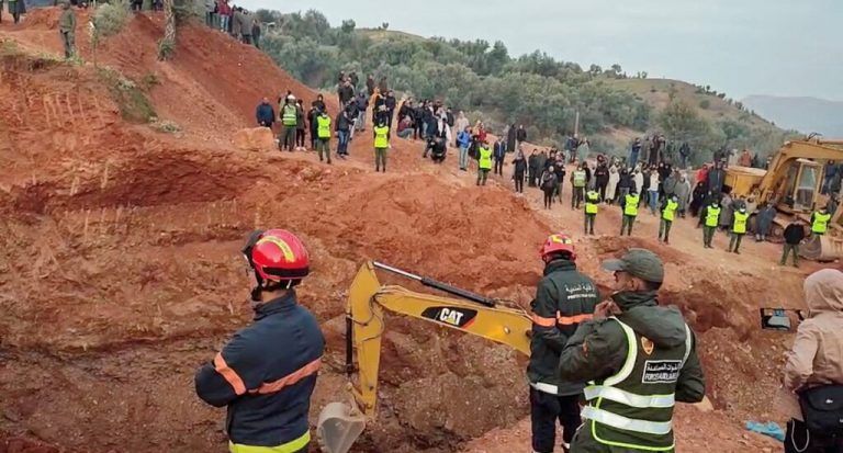 In einer Tiefe von 32 Metern wollen die Retter horizontal graben, um den Fünfjährigen aus dem Brunnen zu befreien. Reuters