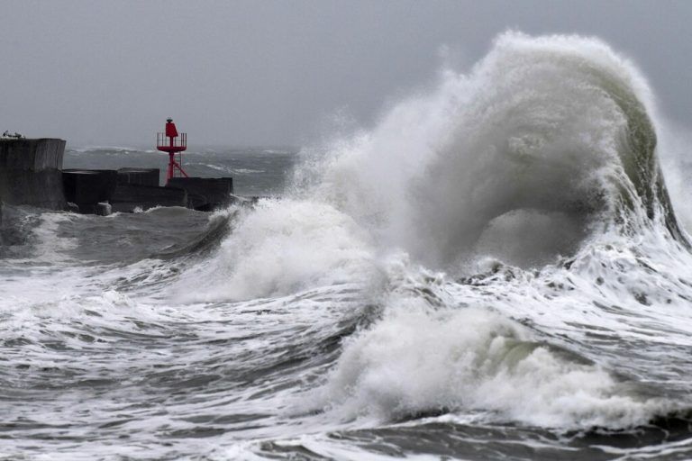In Plobannalex-Lesconil, Frankreich, erreichte der Sturm Windgeschwindigkeiten von bis zu 140 km/h. AFP