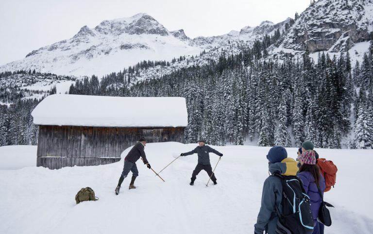 In „Ski Labor Lech“ begibt sich das Publikum gemeinsam mit dem Teatro Caprile zu besonderen Schauplätzen im Ort. Dietmar Hurnaus