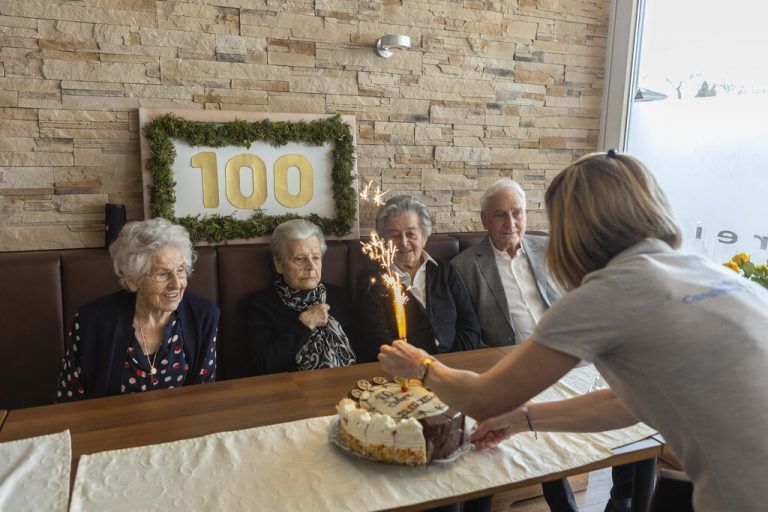 Kathi Rohner (l.) durfte feiern, auf die kommenden Jubilare wurde angestoßen.