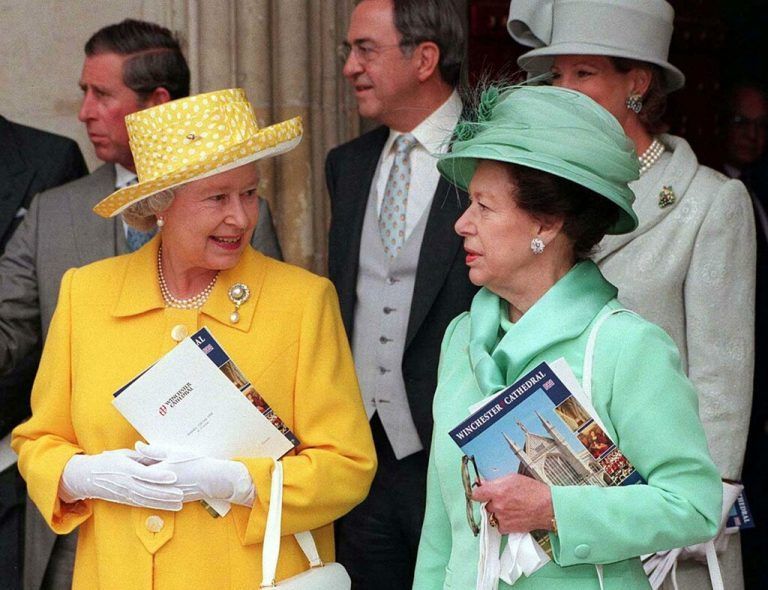 Königin Elizabeth II. und ihre Schwester Margaret am 11. Juli 1998 als Hochzeitsgäste. AP