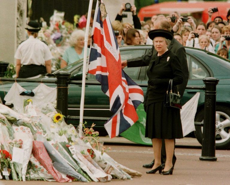Kritik 1997 wurde die Queen kritisiert, sie zeige nach dem Unfalltod ihrer Ex-Schwiegertochter Diana nicht genug Herz.