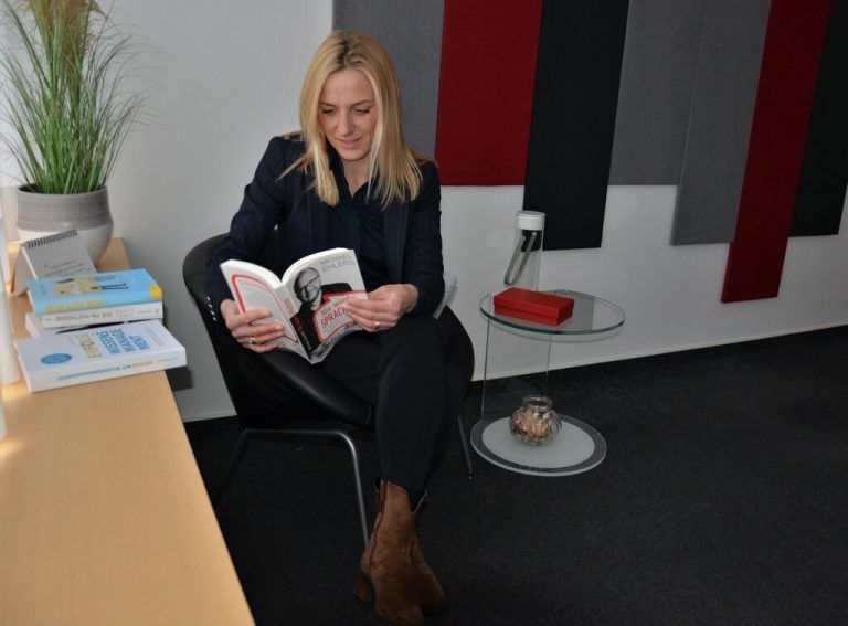 Lesen in den Arbeitspausen trägt zum Entspannen bei. HRJ