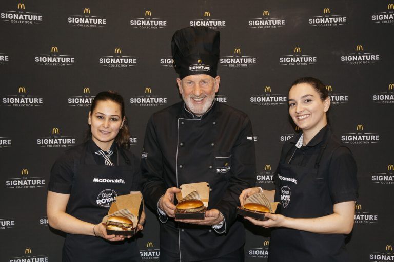 Loek Versluis mit den Mitarbeiterinnen Fatma und Nourah. MCD/Mathis