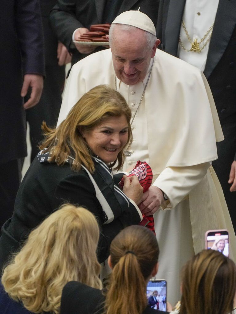 Maria Dolores dos Santos Viveiros da Aveiro, Mutter von Fußballstar Christiano Ronaldo, überreicht Papst Franziskus ein Trikot ihres Sohnes. AP