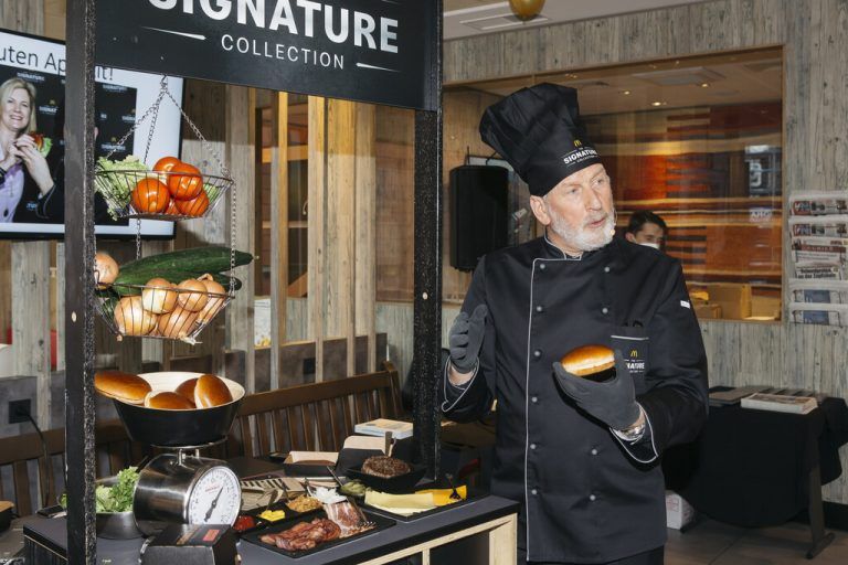McDonald‘s-Franchisenehmer Loek Versluis präsentierte die neuen Burger. MCD/Mathis