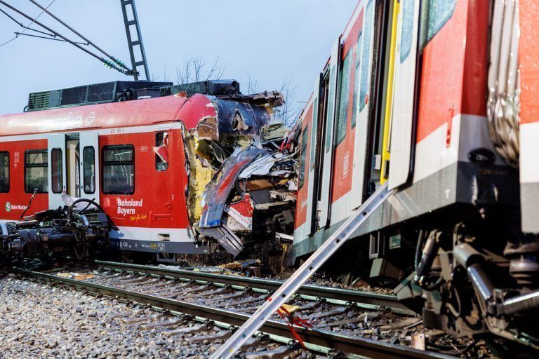Mehrere Zugteile beider Bahnen sprangen aus den Gleisen. apa