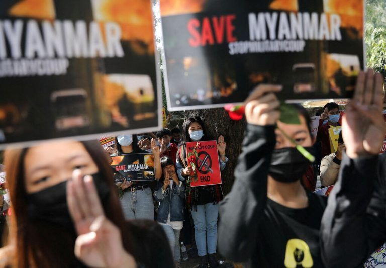Menschen aus Myanmar, die in Indien leben, protestieren in Neu-Delhi gegen den Militärputsch in ihrem früheren Heimatland. Reuters