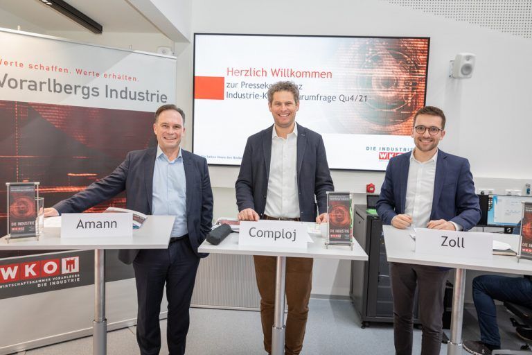 Michael Amann, Markus Compoj und Christian Zoll in der Digitalen Lernfabrik im Wifi Campus in Dornbirn. wkv