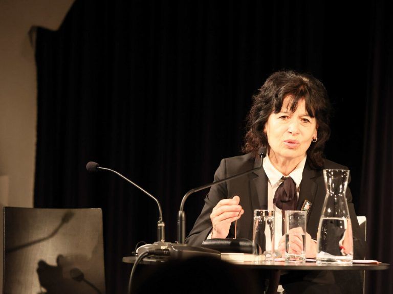 Nach der Lesung stellte sich Monika Helfer einer Fragerunde von Marie-Rose Rodewald-Cerha. <span class="copyright">Ame</span>