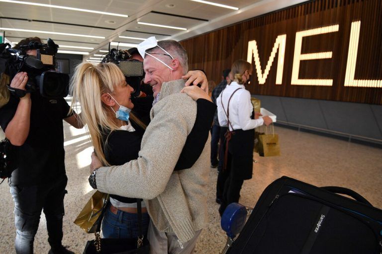Nachdem Australien seine Grenzen für Geimpfte geöffnet hat, herrscht am Flughafen in Melbourne Wiedersehensfreude. AAP Image/RTS
