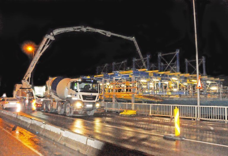 <p class="caption">Nächtliche Betonierungsarbeiten an der Rheinbrücke Hard-Fußach sind noch zweimal erforderlich. <span class="copyright">AJK/2</span></p><p class="caption"/>