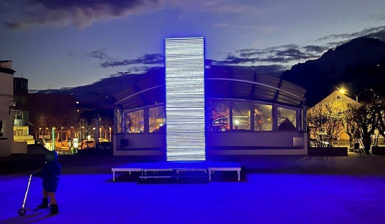 Neon Golden schöpft mit einer Lichtpforte Möglichkeiten der Technik spannend aus.