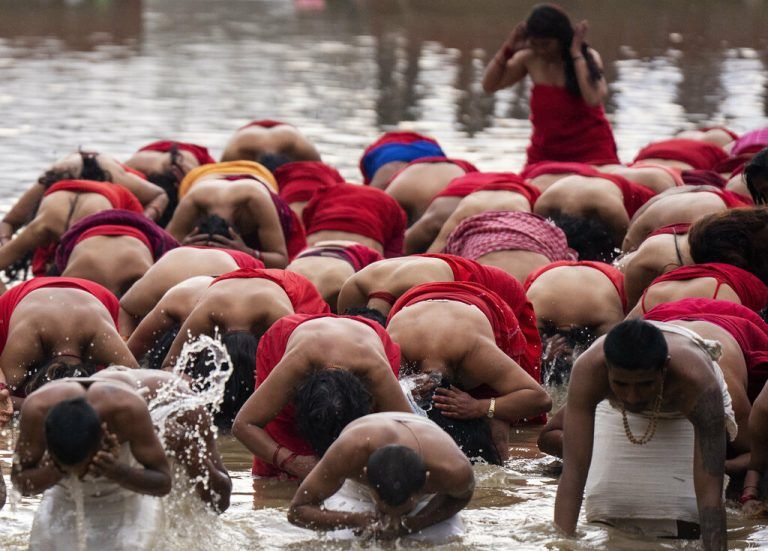 Nepalesische Gläubige bei einer rituellen Waschung im Fluss Triveni während des Madhav-Naran-Festes nahe Kathmandu. AP