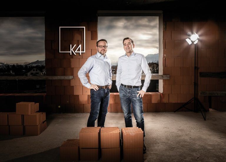 Neu in der Geschäftsführung von Kapitel4: Thomas Rasser (l.) und Michael Schlebes im Rohbau des neuen Agenturgebäudes in Lustenau. FA/Felder-Fontain