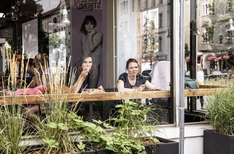 Nora Tschirner und Karoline Herfurth sind in dem famosem Lach-Drama zu sehen. warner Bros