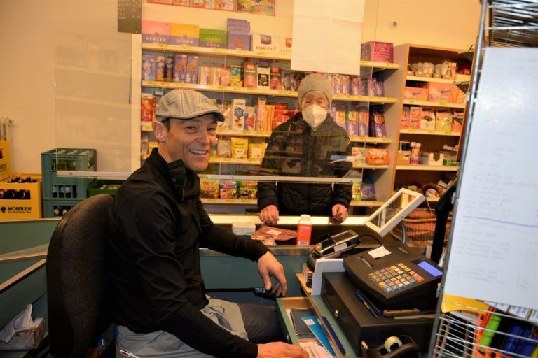 Ob an der Kassa oder beim Obst und Gemüse – der Neo-Lebensmittelhändler ist überall präsent.