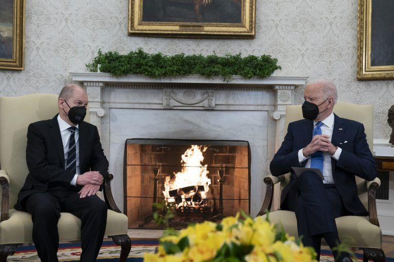 Olaf Scholz und Joe Biden präsentieren sich der Presse im Oval Office. AP