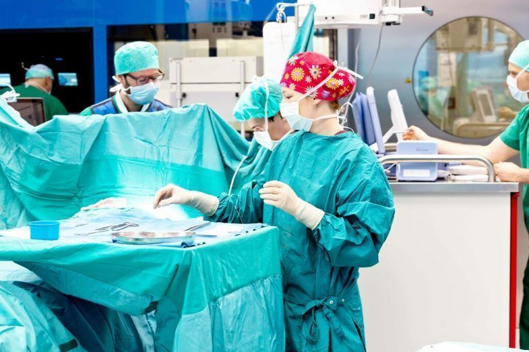 Operationsassistenten – kurz OTA – sind im OP-Saal eine wertvolle Hilfe.Mathis Fotografie