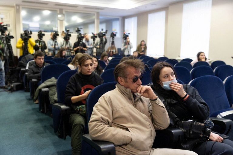 Oscar-Preisträger Sean Penn bei einer Pressekonferenz in Kiew. AP