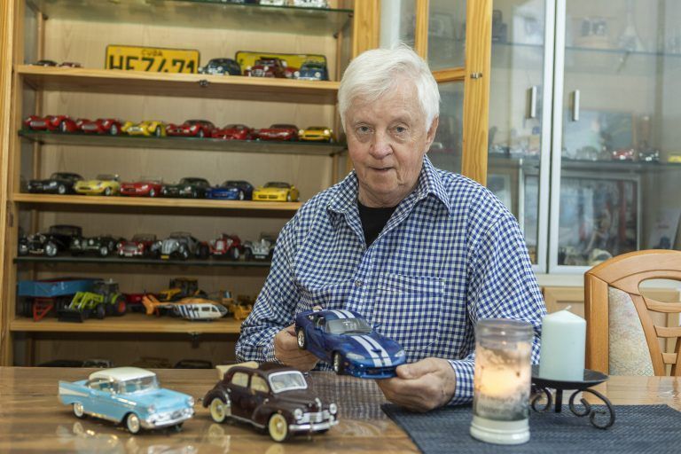 Fritz ist ein Autofan. Seit seiner Jugend sammelt er Miniaturautos. Inzwischen hat er 300 davon.