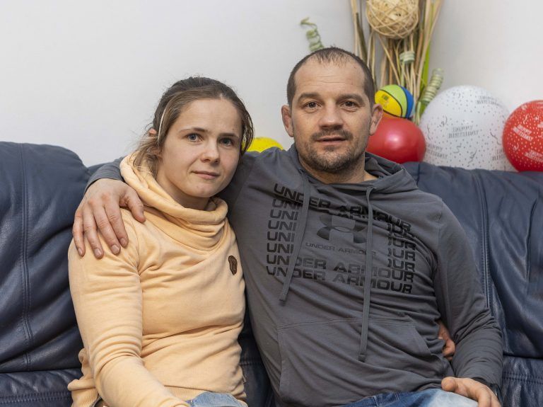 Oleksandra und Vitaly nehmen sich den Kindern an. 