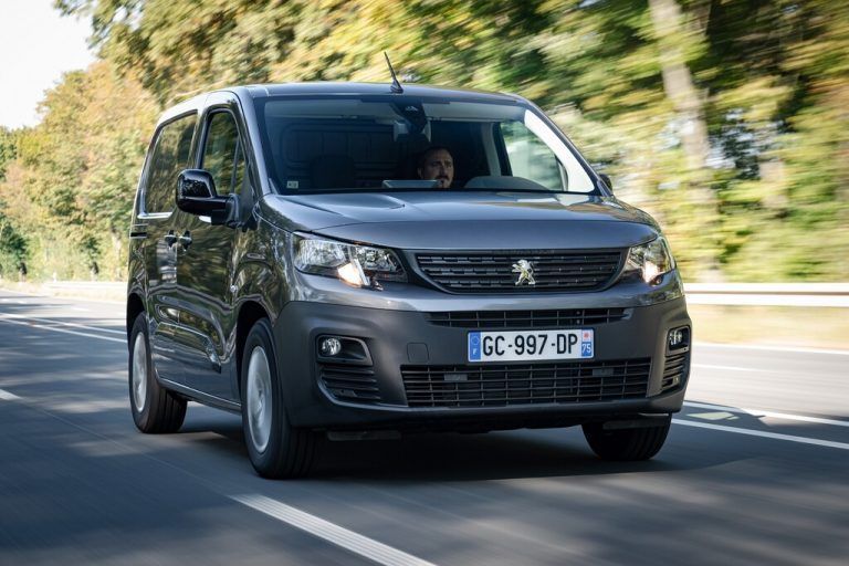 Peugeot Partner: Unter der Haube werken künftig keine Verbrenner mehr, der Löwen-Kasten wurde voll elektrisch gemacht. Mit 136 PS und 50 kWh-Akku.