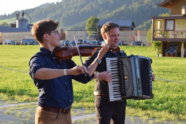 Philipp Lingg am Akkordeon mit dem Geiger Christoph Mateka.VN