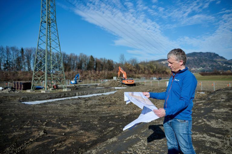 Projektleiter Thomas Pfefferkorn auf der Baustelle: „Der Netzausbau ist ein wesentlicher Baustein auf dem Weg zur Energiewende.“ FA