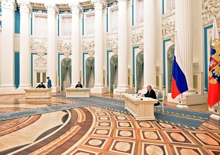Putin am Montagabend bei der Unterzeichnung des Dekrets.