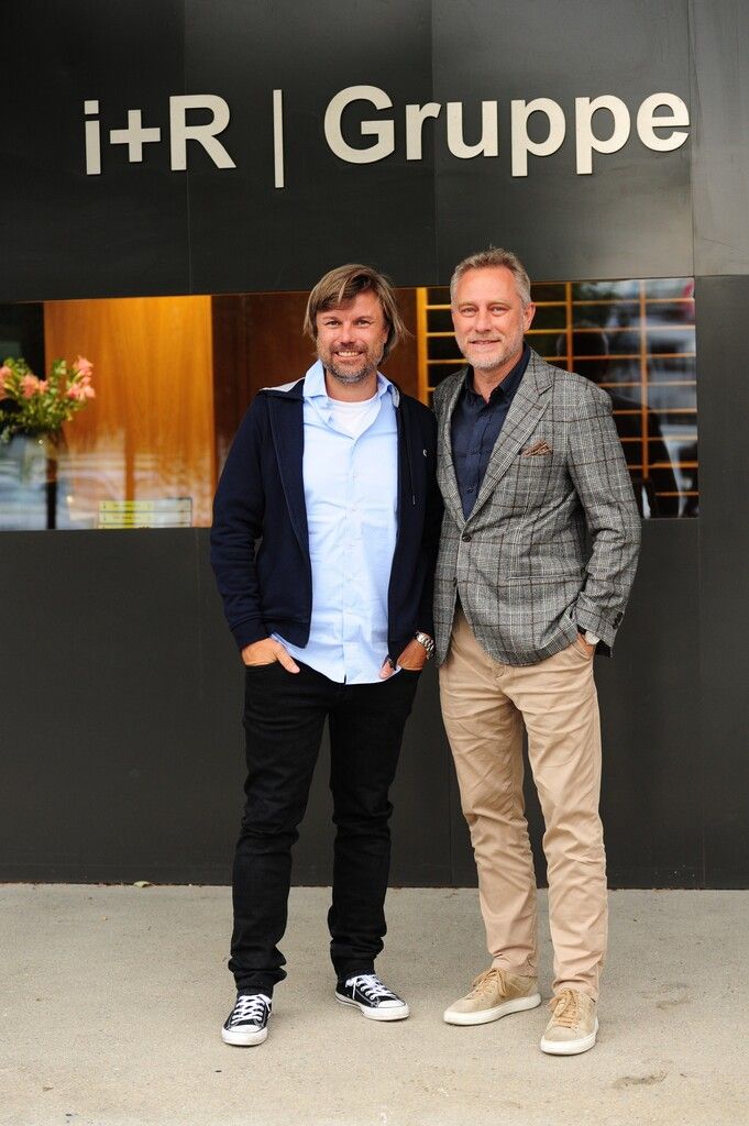 Reinhard Schertler und Joachim Alge, Eigentümer der i+R Gruppe, investieren an ihren Standorten in ein E-Ladenetzwerk. i+R