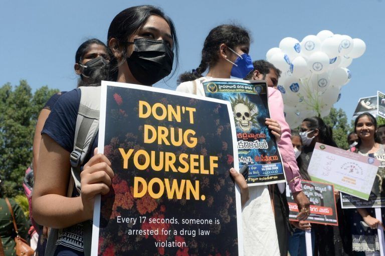 Schüler protestieren mit Plakaten während einer Aufklärungsveranstaltung gegen Drogen in Indien. afp