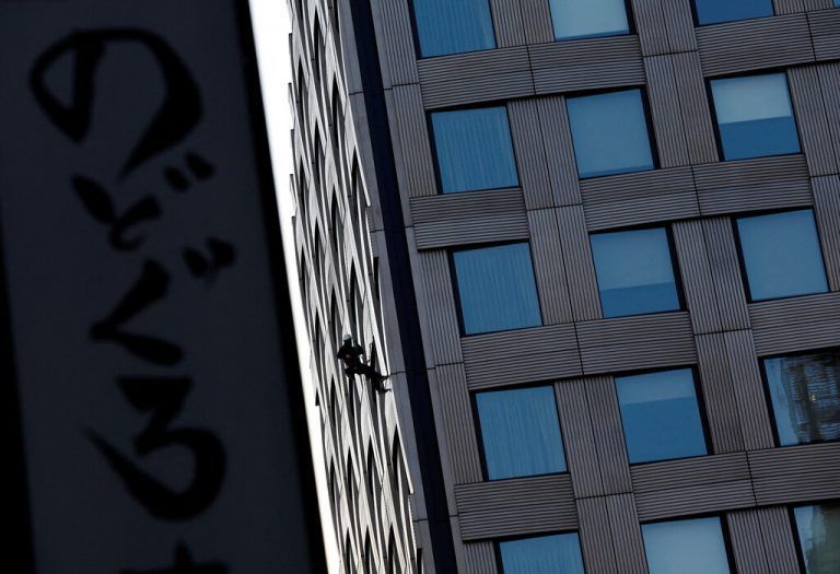 Schwindelfrei: In luftiger Höhe reinigt ein Arbeiter Fenster in einem Einkaufsviertel der japanischen Hauptstadt Tokio. Reuters