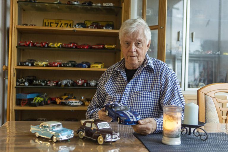Seit seiner Jugend sammelt er Miniatur-Autos. Inzwischen hat er 300 daheim.