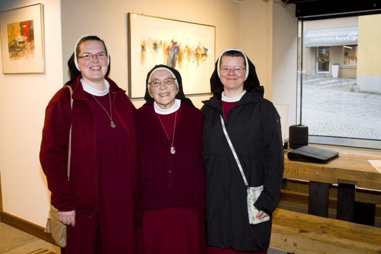 SR Maria (l.), Theresia und Alina beim Kunstrundgang.