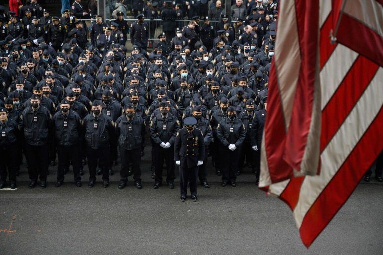 Tausende New Yorker Polizisten erweisen ihrem getöteten Kollegen Wilbert Mora (27), der bei einem Einsatz erschossen wurde, die letzte Ehre. AfP