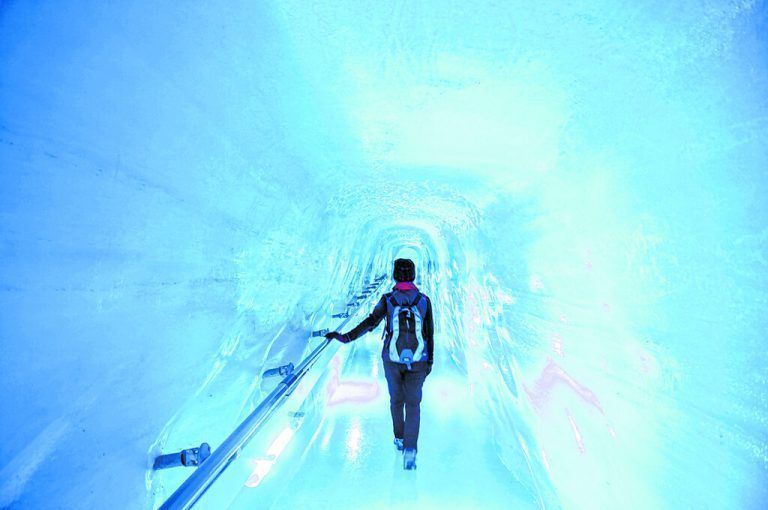 Teil der Tour auf dem Jungfraujoch „Top of Europe“ ist der Eispalast.Shutterstock