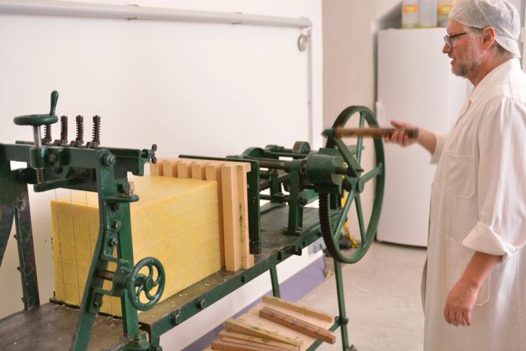 Traditionelles Handwerk mit 140-jähriger Schneidemaschine.