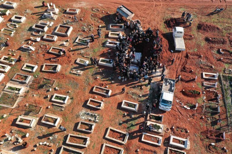 Trauer um Opfer: Bei einem Angriff des syrischen Militärs auf ein von Rebellen kontrolliertes Dorf wurde laut Aktivisten eine Familie getötet. AFP