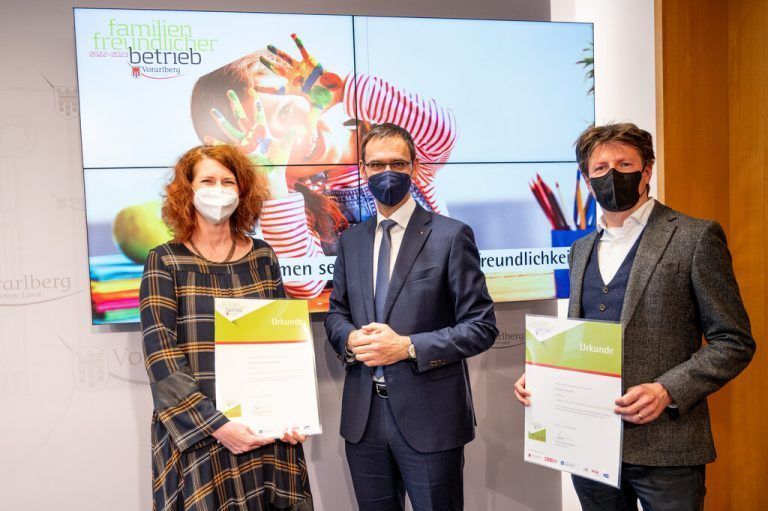 Übergabe der Zertifikate von Landeshauptmann Markus Wallner an Alexandra Wucher (Kinderdorf) und Nicholas Zumtobel  (Zumtobel Group). vlk/Serra