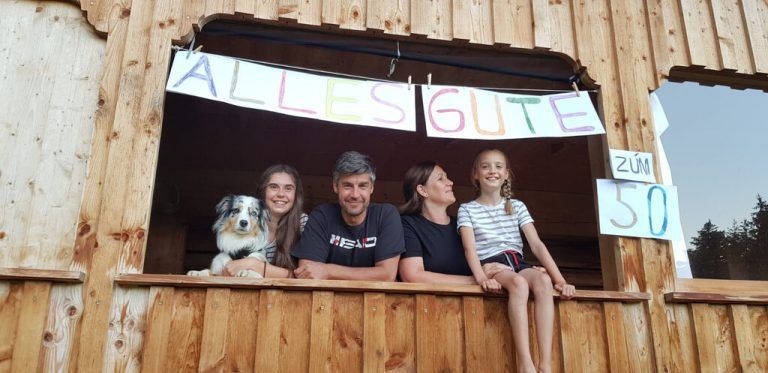 Überraschung für den jungen 50er: Patrick Wirth mit seinen Töchtern Lina (l.) und Ida sowie Gattin Claudia. Privat/4, Head