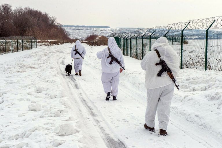Ukrainische Kräfte bewachen, etwa 40 Kilometer von der Stadt Charkiw entfernt, die Grenze mit Russland. AFP