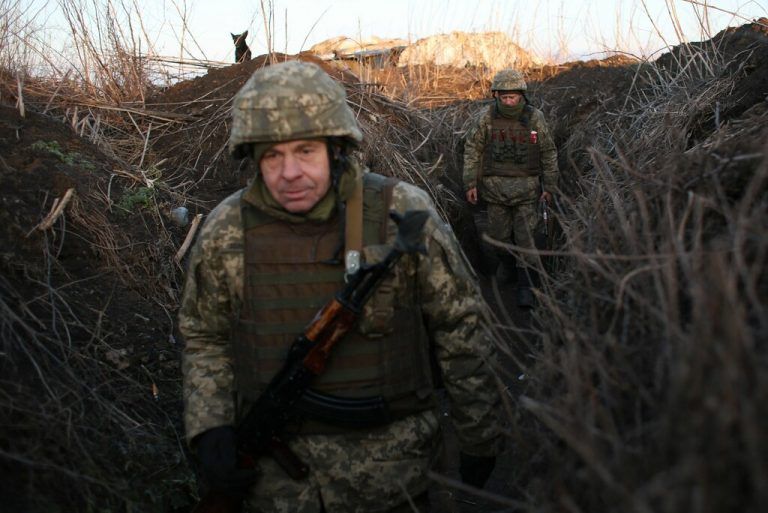 Ukrainische Soldaten patroullieren an der Front nahe Novognativka, Donezk. AFP