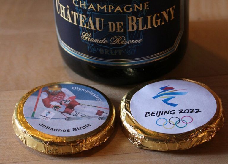 Unerkannt wollte der Fan bleiben, der mit Schoko-Medaillen gratulierte.